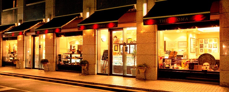 Theobroma opened in 1999 in Tomigaya, Shibuya, as one of the few handmade chocolate specialty stores at the time.