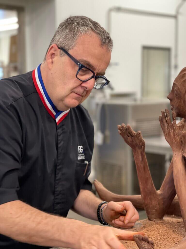 Fabrice Gillotte, Meilleur Ouvrier de France, sculpte une oeuvre en chocolat.